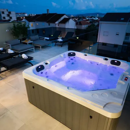 Luxury Rooftop Escape Duplex 자다르